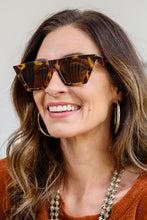 Load image into Gallery viewer, Famous Muse Sunglasses in Tortoise
